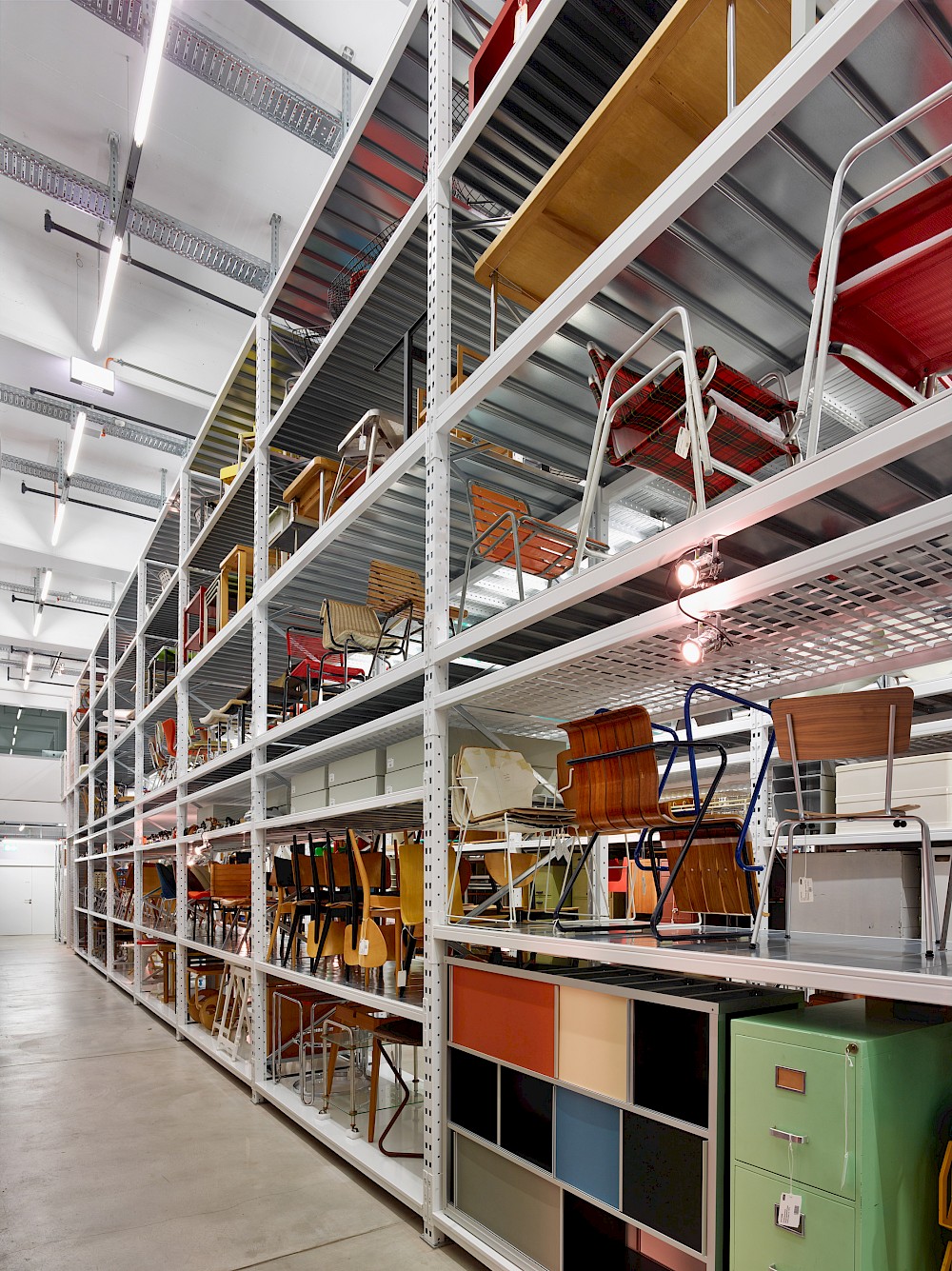 Blick in das Herzstück der Sammlung, das Hochregal.