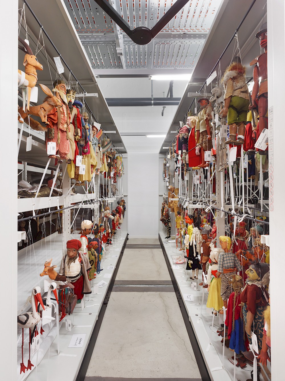 Ein Blick in die Compactusanlage, auf die Marionetten der Kunstgewerbesammlung.