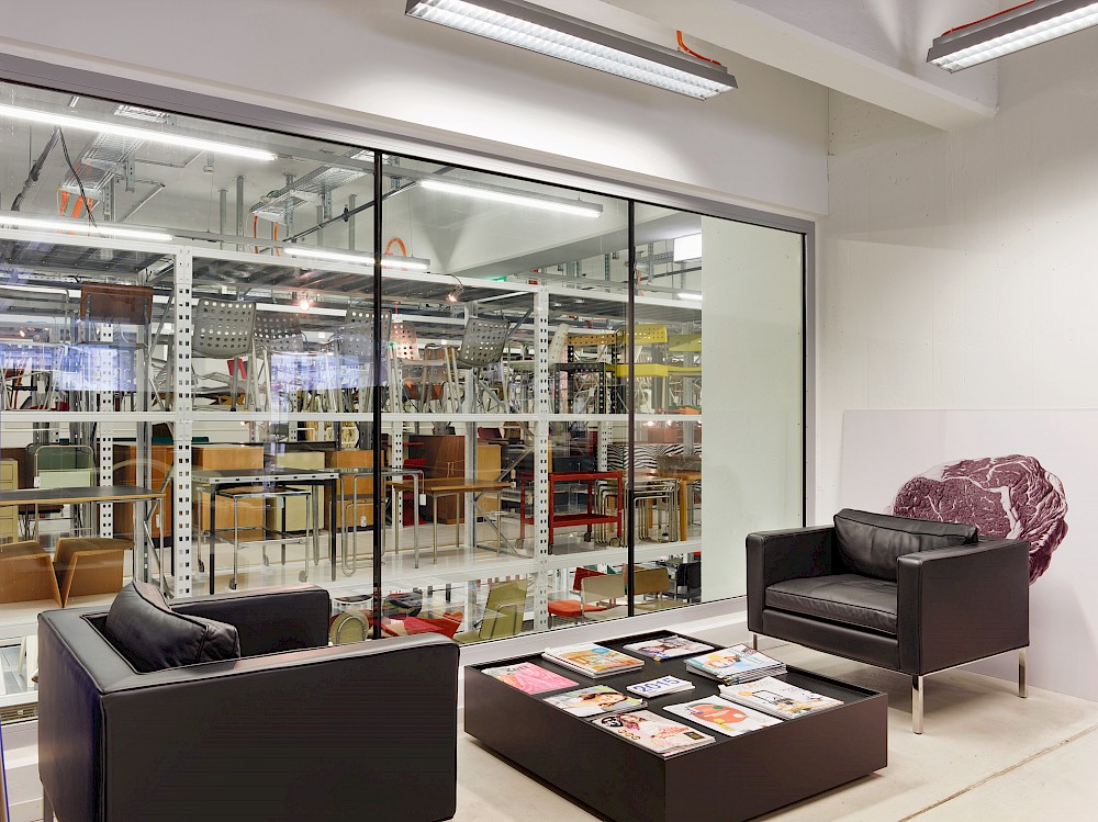 Büro der Sammlung, mit Blick in das Hochregal.