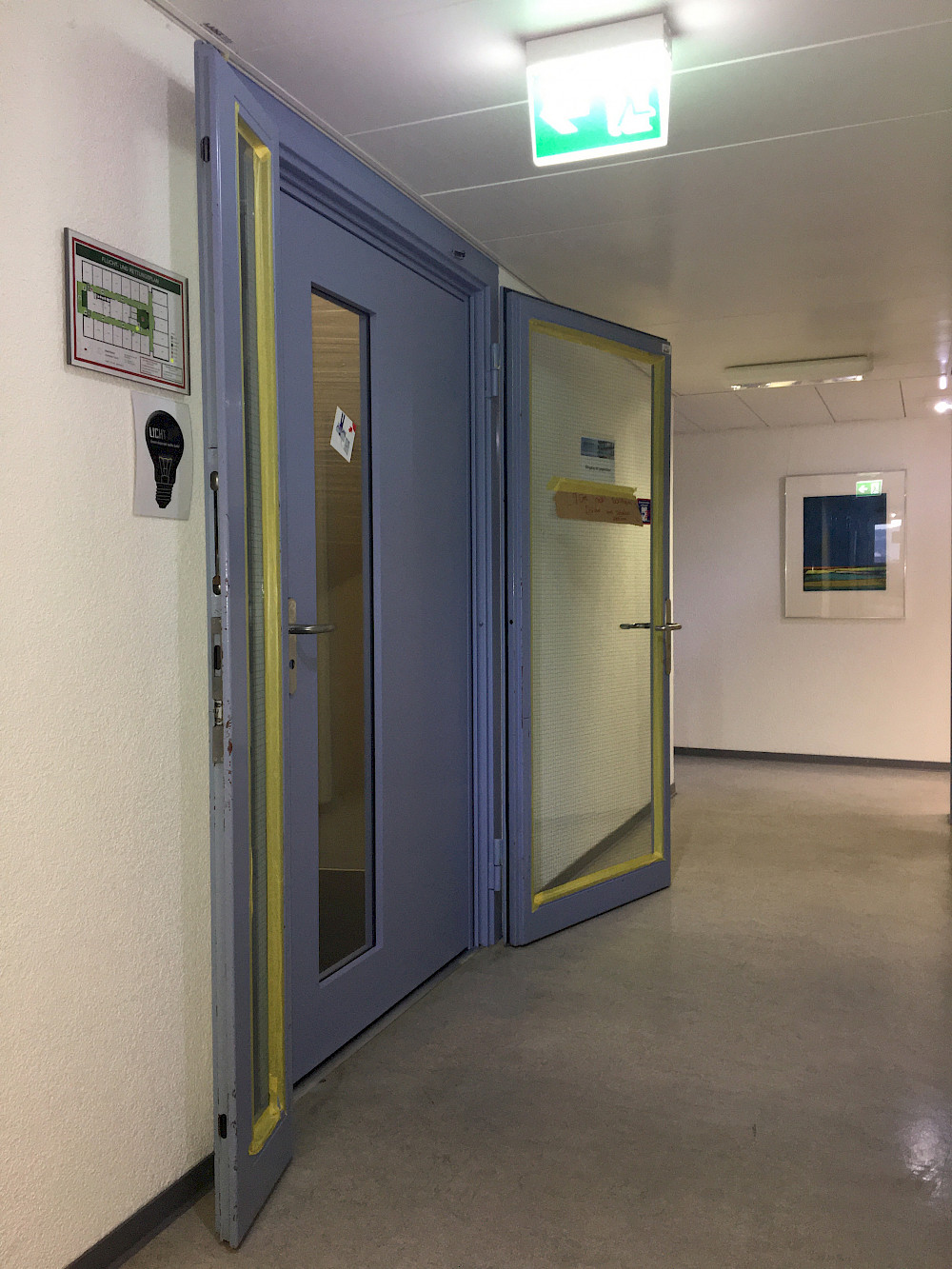 Um Störungen des Betriebs möglichst zu vermeiden, wurden zunächst die neuen Brandschutztüren eingebaut und danach die alten Türen demontiert. So war der Abschluss zum Treppenhaus jederzeit gegeben.