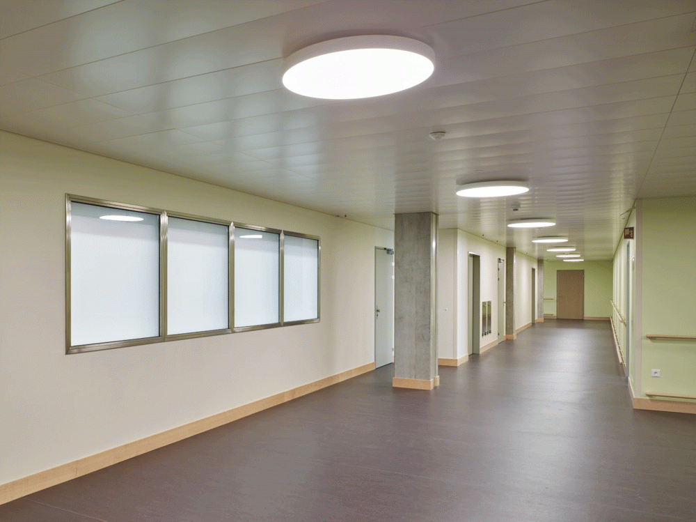 Das Innere des OP-Saals ist nur bei geöffnetem Fenster einsehbar.